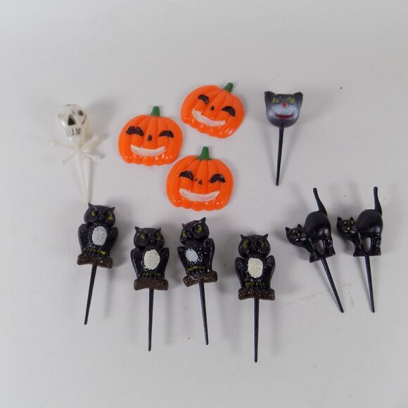 Vintage Plastic Cupcake Picks and Decorations Halloween Pumpkins Cat Skeleton - Picture 1 of 2